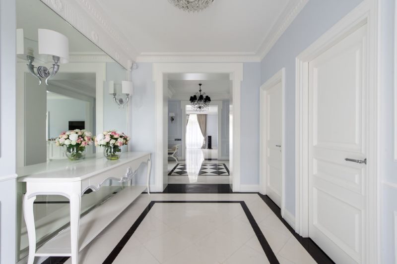 Intérieur d'un couloir avec carrelage blanc