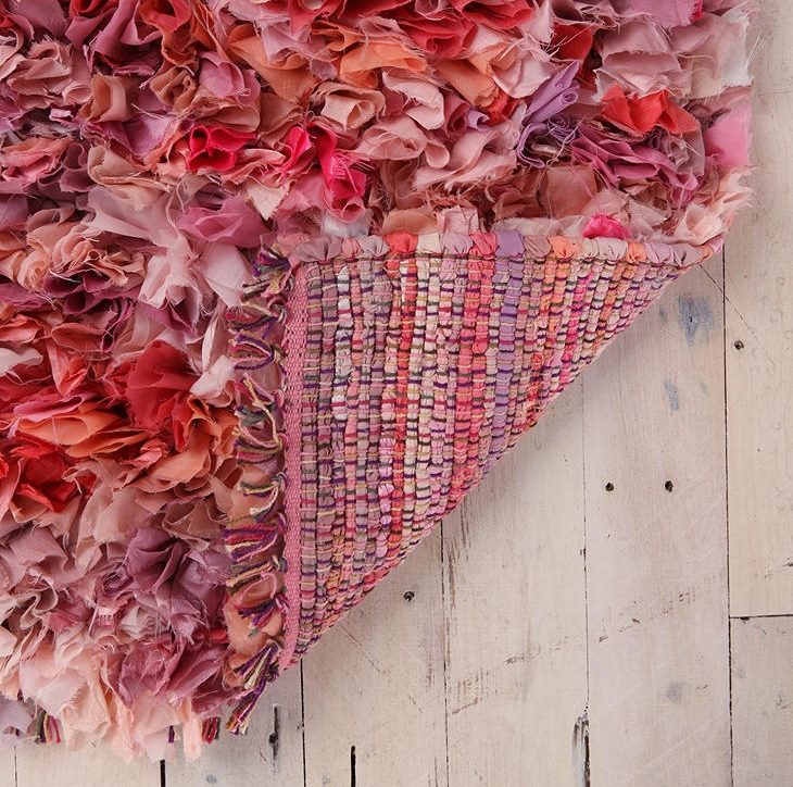 Do-it-yourself beautiful bright rug from pieces of fabric