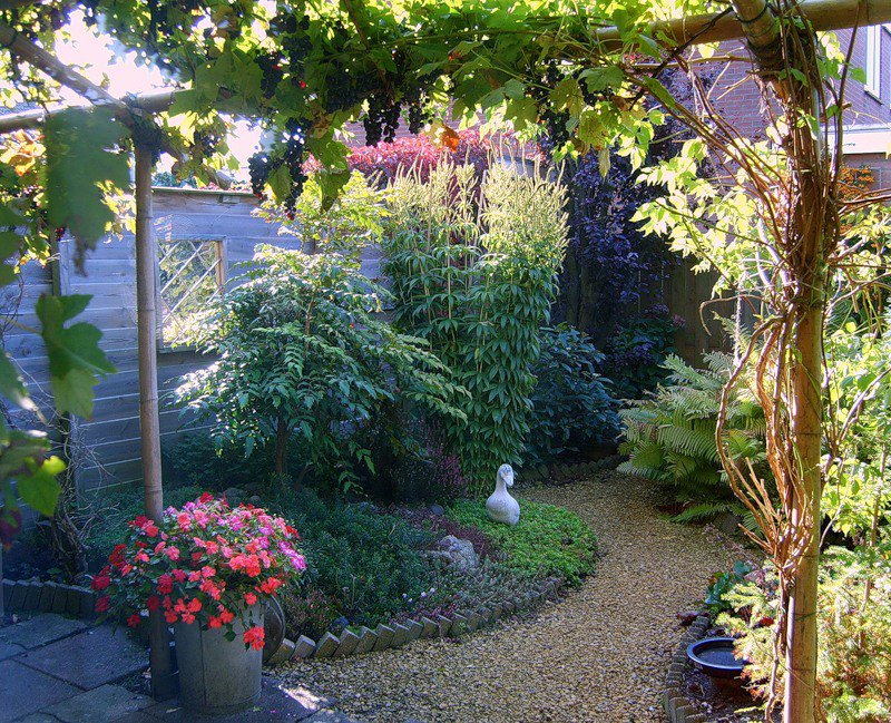 Gravel path from pergola to country house