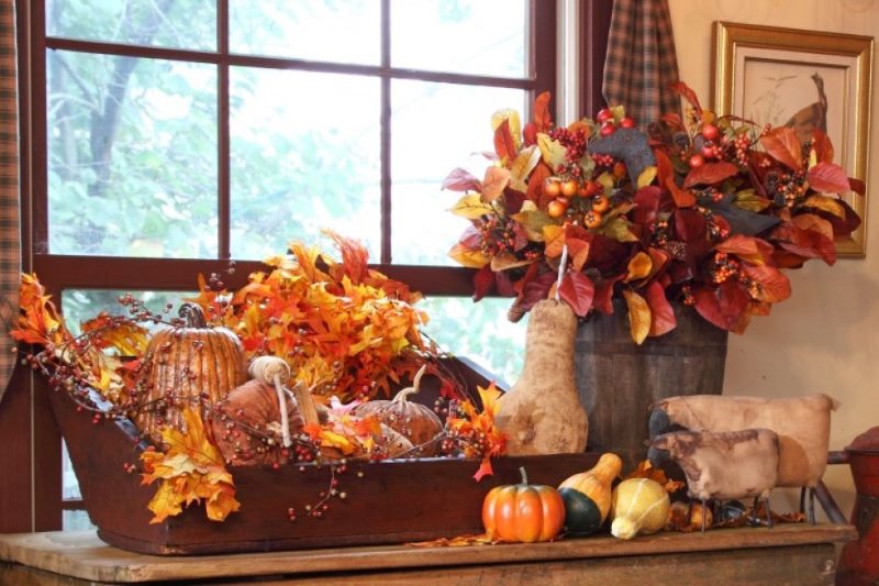 Bouquets of autumn leaves in the interior of the living room