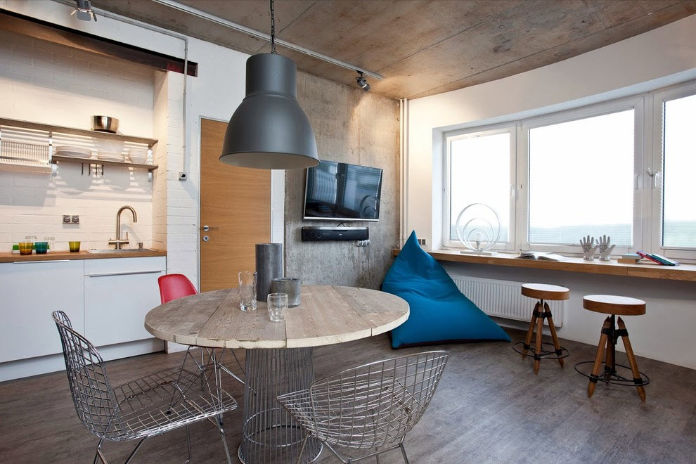 Loft-style wire chairs in the kitchen