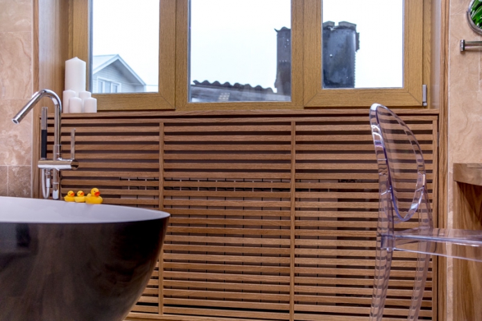 Wooden screen radiator in the bathroom of a private house