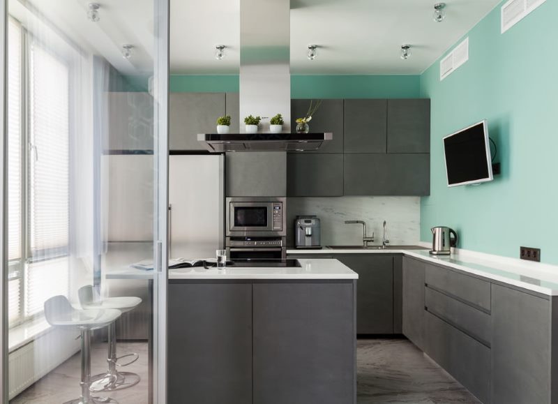 Dinding turquoise di dapur dengan set kelabu