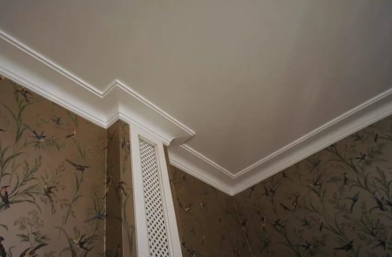 Decorative box on the riser in the bedroom