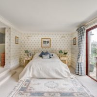 Fenêtre panoramique dans la chambre avec sol blanc