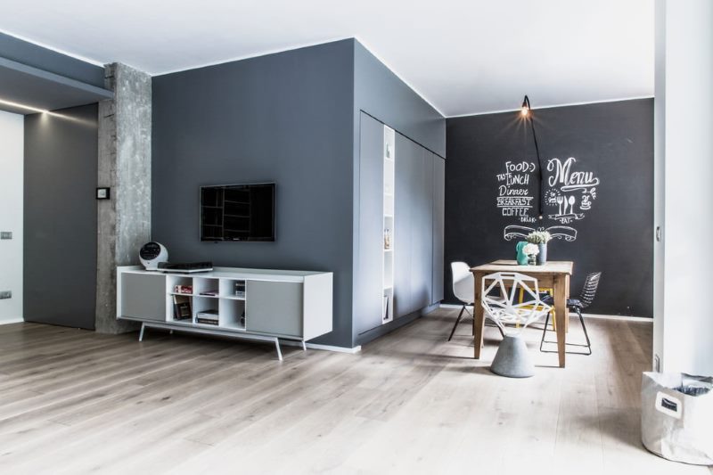 Dark gray walls in the interior of a room in a private house