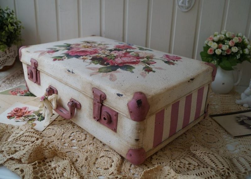 Vintage suitcase to decorate the interior of the apartment