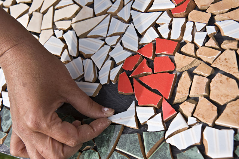 Décor de la surface à l'aide de fragments de carreaux de céramique