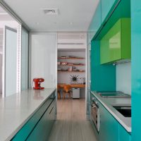 Dapur memanjang dengan facades berwarna biru