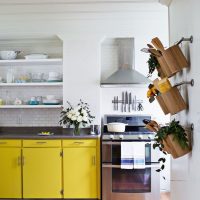 Warna kuning dalam reka bentuk dapur