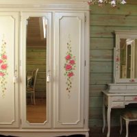 Delicate flowers on the panels in the bedroom