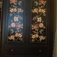 Armoire noire avec motif floral vibrant