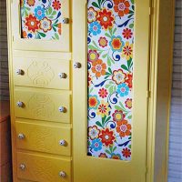 Armoire jaune avec papier peint