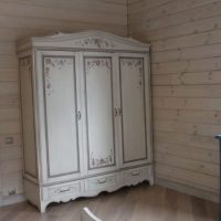 Armoire de style provençal dans la chambre