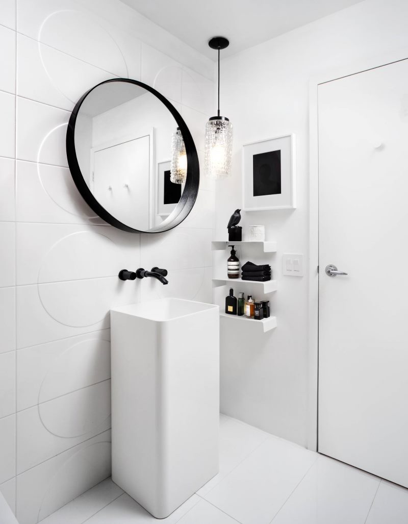 Minimalist bathroom decor