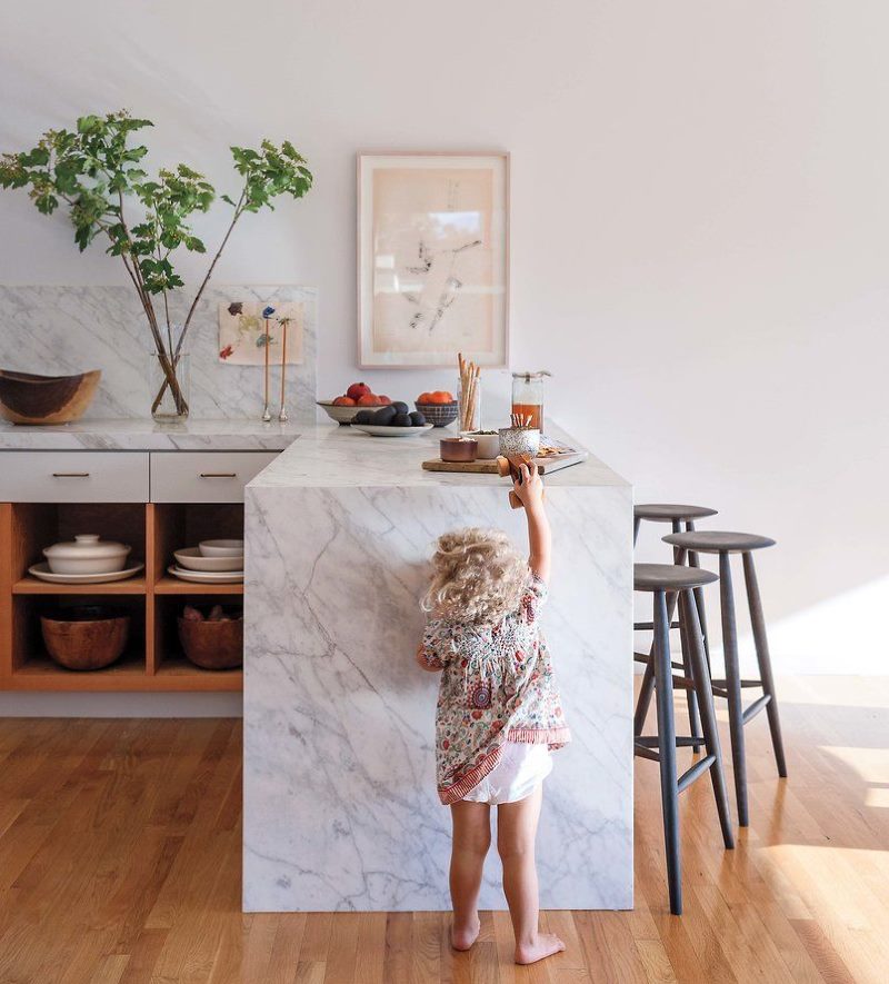 Kitchen with peninsula without hanging cupboards