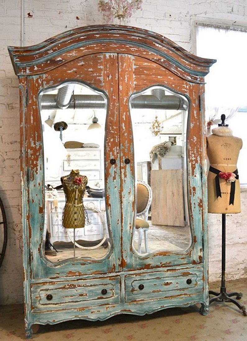 Vieille garde-robe minable en bois avant la restauration faites-le vous-même