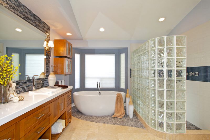 Zoning a modern bathroom with glass blocks