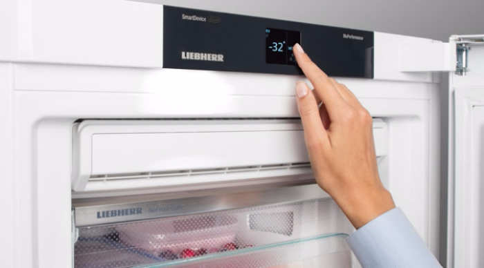 Manual defrosting of the refrigerator.