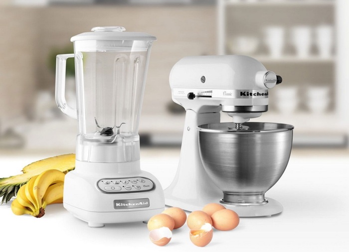 Mixer atau blender.