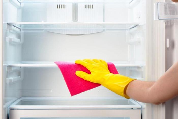 Drying the refrigerator.