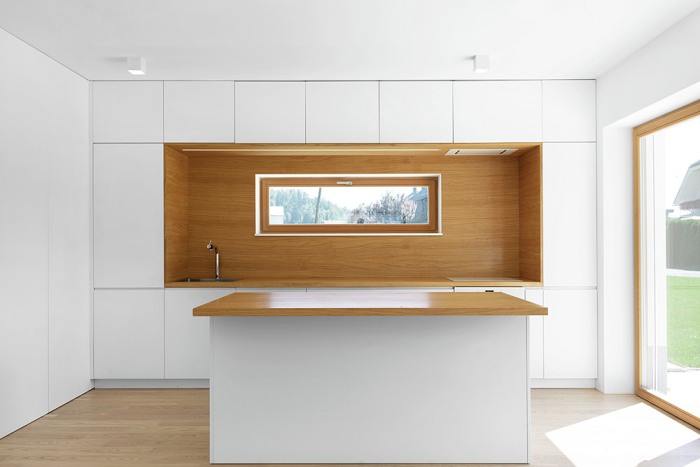 Dapur dengan countertop oak.