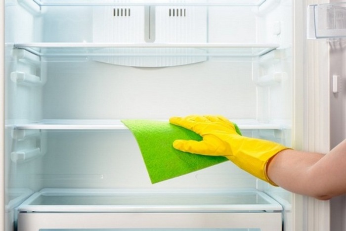 Defrosting the refrigerator.