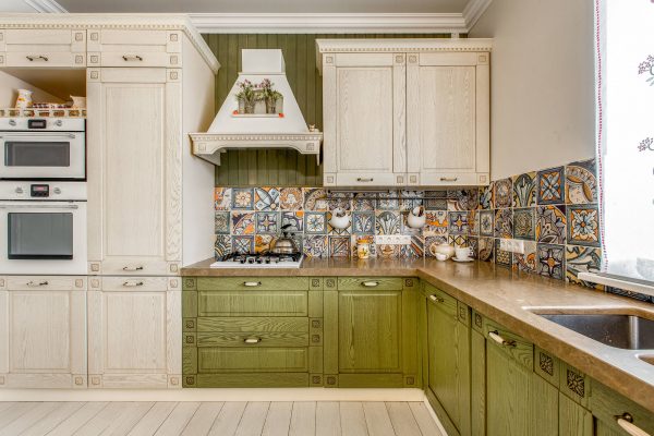 White ceiling in the kitchen