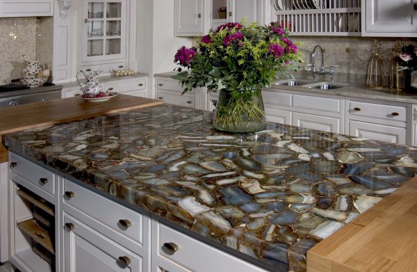 Kitchen with worktop postforming.