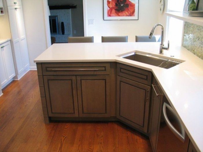 Corner washbasin in the kitchen.