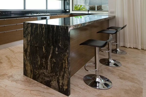 Le produit en pierre en marbre, granit, onyx a l’air luxueux et coûteux.