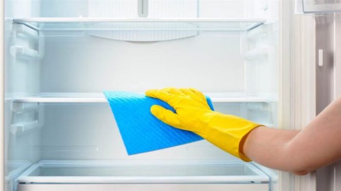 Wash the refrigerator with a rag.