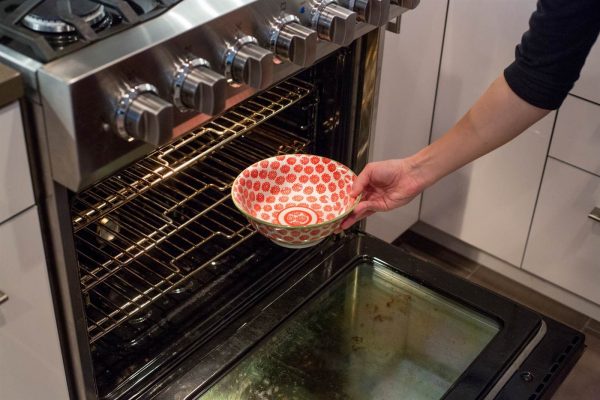 Cleaning the oven with vinegar