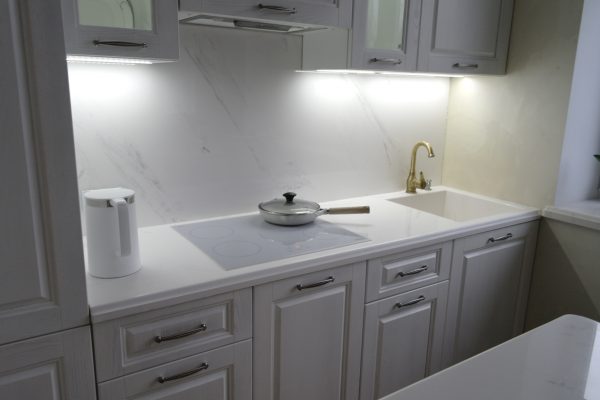 Countertop terang dengan sinki terbina dalam