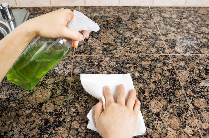 Penyelesaian sabun untuk membersihkan countertops.