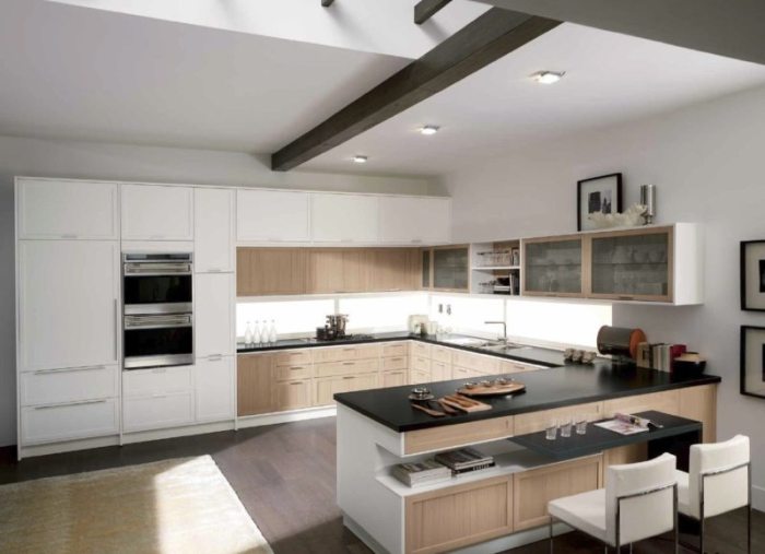 Kitchen with a breakfast bar.