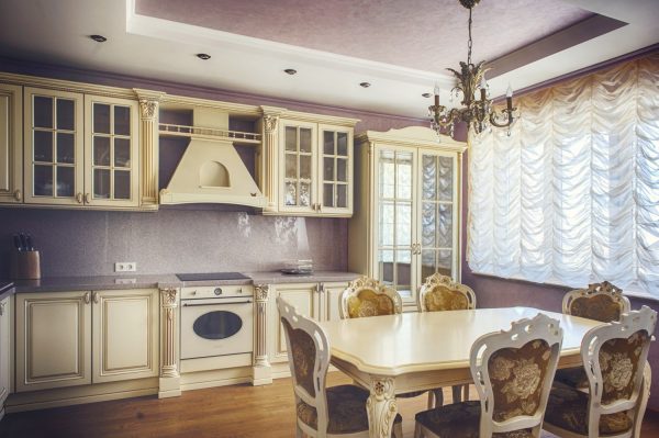 Cascading curtains in the kitchen in a classic style