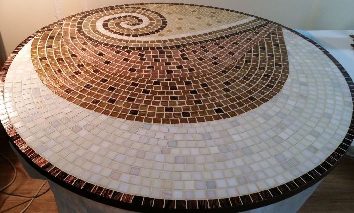 Mosaic di atas meja.