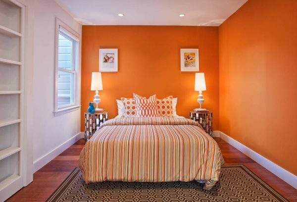 Orange wall coverings for the bedroom - a great solution that will charge a positive mood for the whole year.