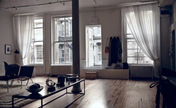 يمكنك التقاط أي ستائر لأسلوب Loft.