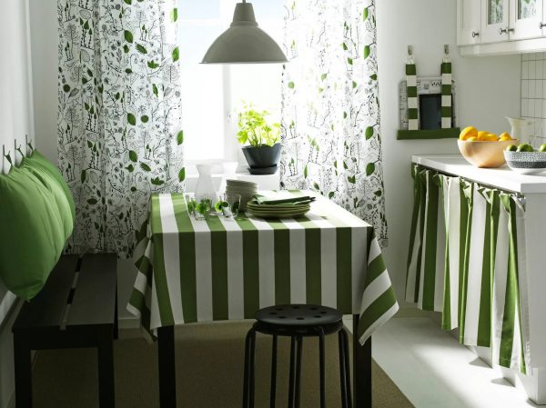 the kitchen will look more harmonious if you select a tablecloth and napkins for the color.