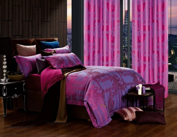 Red-violet curtains can be used as an addition to decor elements, or act as an independent unit, attracting attention, and creating a bright accent in the room.