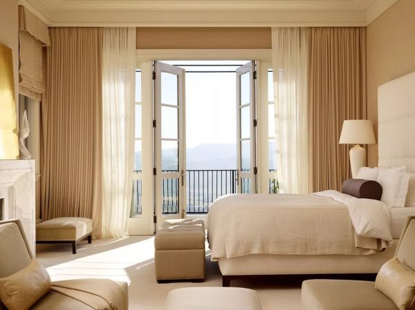 The use of soft colors is recommended in the bedroom. Window decor should contribute to the overall relaxation of the body, since the bedroom is a place to relax.