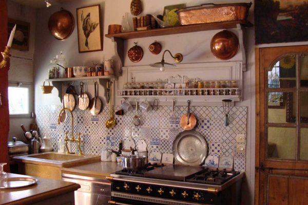 Even cracked dishes can perform a decorative function in the interior in the style of Provence.