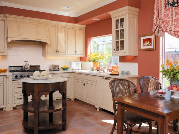 Peach-white, creamy-peach colorings are recommended to design cramped rooms, with windows facing north, northwest.