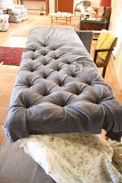 Upholsteri juga boleh dibuat dengan tangan anda sendiri.