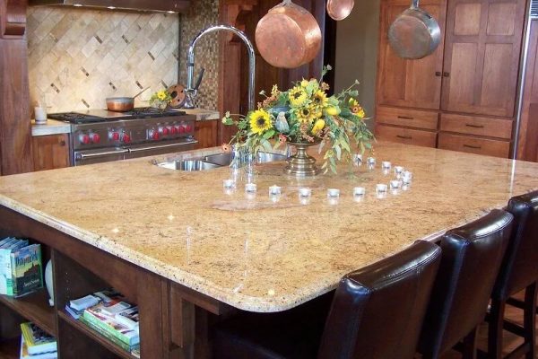 Marble oval table looks elegant, but it should be in harmony with the decor of the kitchen.