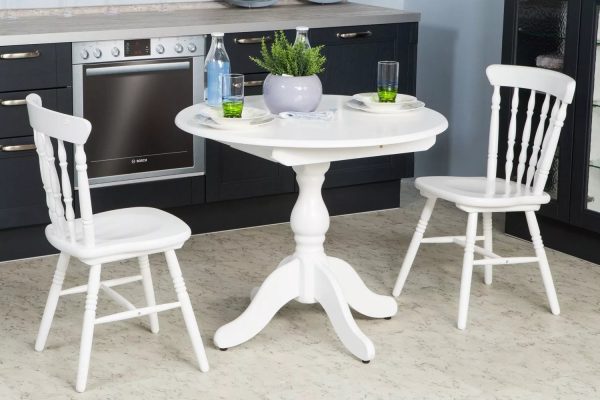 The simplest models of white garden furniture are rarely offered with oval countertops.